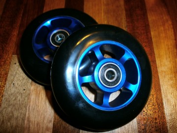 Blauwe 100mm. wielset met aluminium kern inclusief lagers 