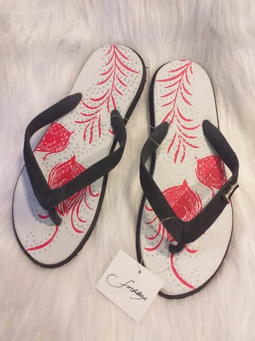 Teenslippers wit zwart zwartbandje met rode bloemafdruk